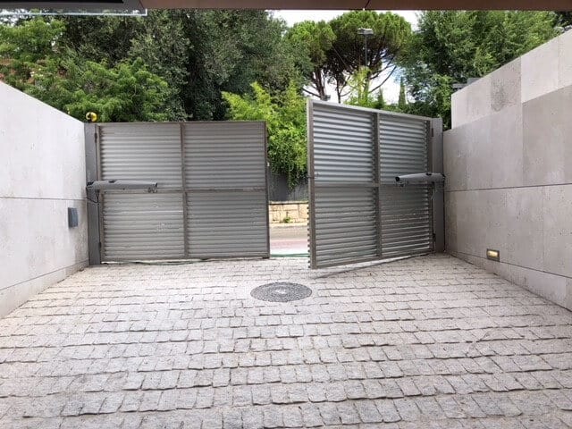 Automatización Puertas de Garaje Abatibles en Madrid